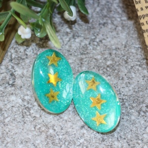 Cercei pictati Ingrid cu stelute aurii si glitter