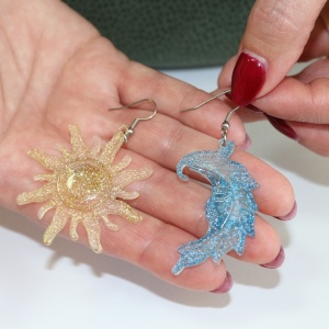 Cercei Soare si Luna cu Praf de Stele din rasina si glitter handmade - Img 3