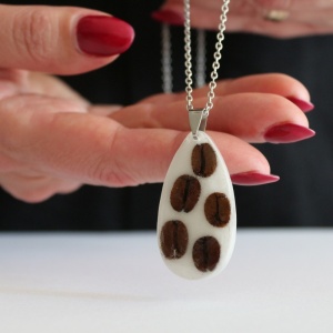 Colier cu boabe de cafea din rasina handmade - Img 4