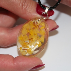 Colier cu pandantiv oval realizat handmade din rasina si flori galbene uscate - Img 2