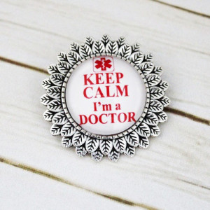 Brosa sun flower cu mesaj personalizat "Keep calm, I'm a doctor"