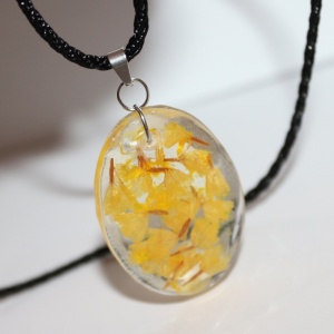 Colier cu pandantiv oval realizat handmade din rasina si flori galbene uscate - Img 3