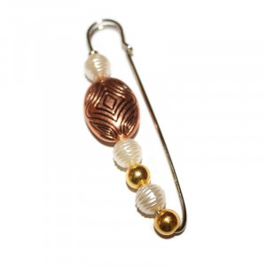 Brosa realizata handmade tip ac de siguranta cu margelute acrilice AC7