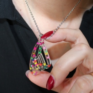 Colier cu aripa de fluture din rasina si margelute din nisip handmade - Img 2