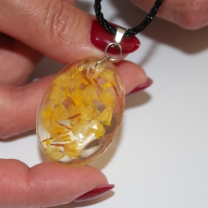 Colier cu pandantiv oval realizat handmade din rasina si flori galbene uscate - Img 4