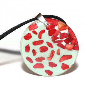 Colier cu pandantiv realizat handmade din rasina si pietricele de coral Vara de Neuitat