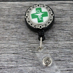 Accesoriu retractabil pentru ecuson negru cu simbol farmacie