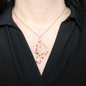 Colier cu aripa de fluture din rasina si margelute din nisip handmade - Img 3