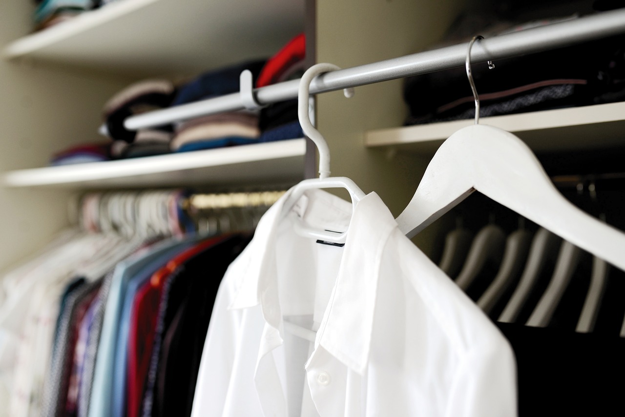 Trucuri pentru a organiza eficient hainele folosind organizatoare simple si accesibile