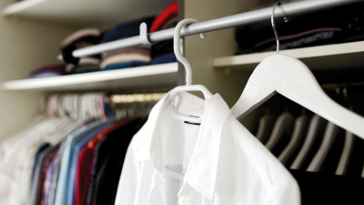 Trucuri pentru a organiza eficient hainele folosind organizatoare simple si accesibile