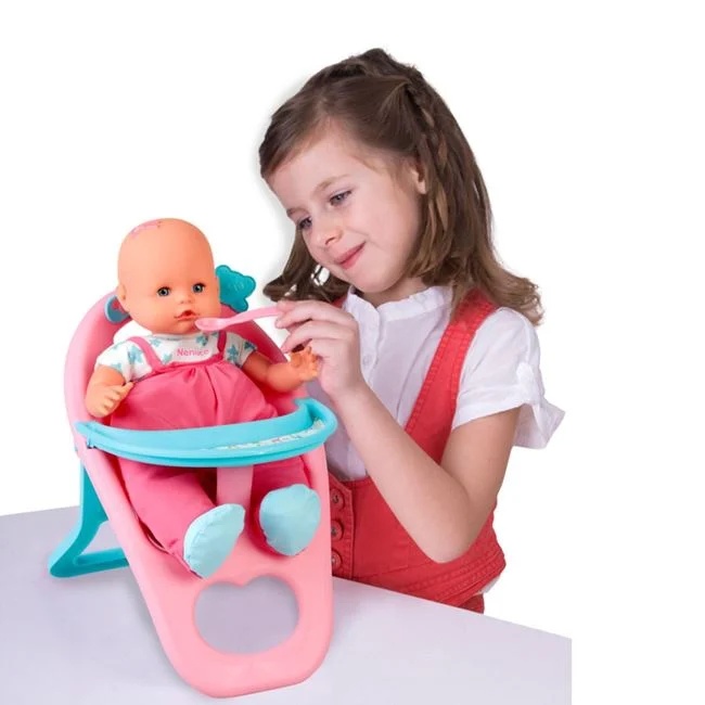 Papusa Nenuco cu scaun de masa, include accesorii, varsta 12+ luni, 21x18.5x39cm, roz-albastru