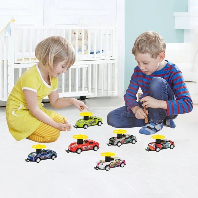Set masini metalice cu fanta si sistem de lansare discuri, cu 6 masini si 18 discuri, 35x35x5cm, multicolor