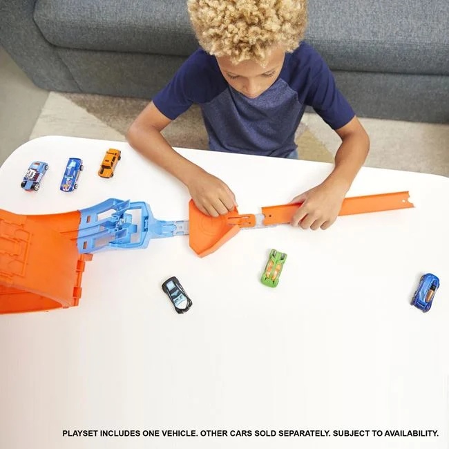 Pista de curse Hot Wheels, include lansatoare si o masina Hot Wheels, 38x8x26cm, multicolor - 1 | YEO