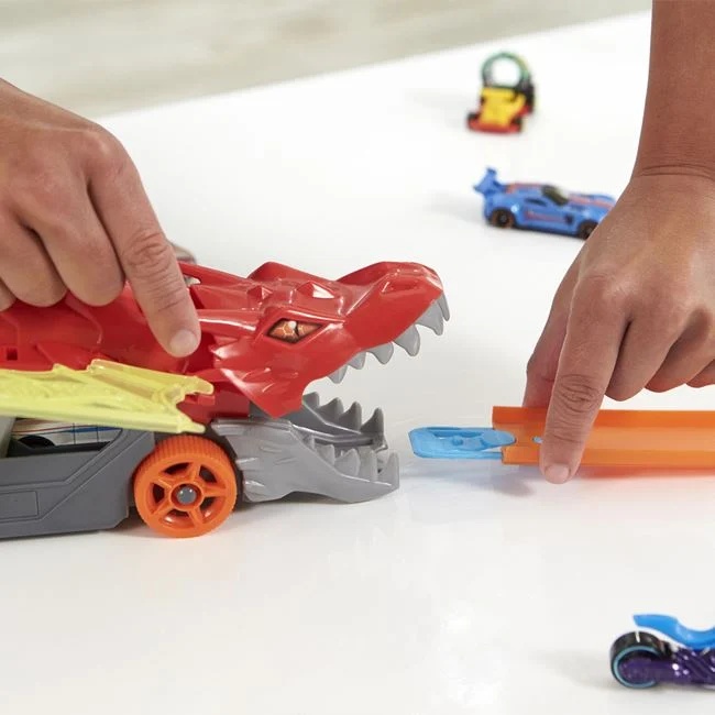 Camion in forma de dragon Hot Wheels care lanseaza masini, insotit de o masina Hot Wheels, din metal, 35.5x7.5x13cm, multicolor - 1 | YEO
