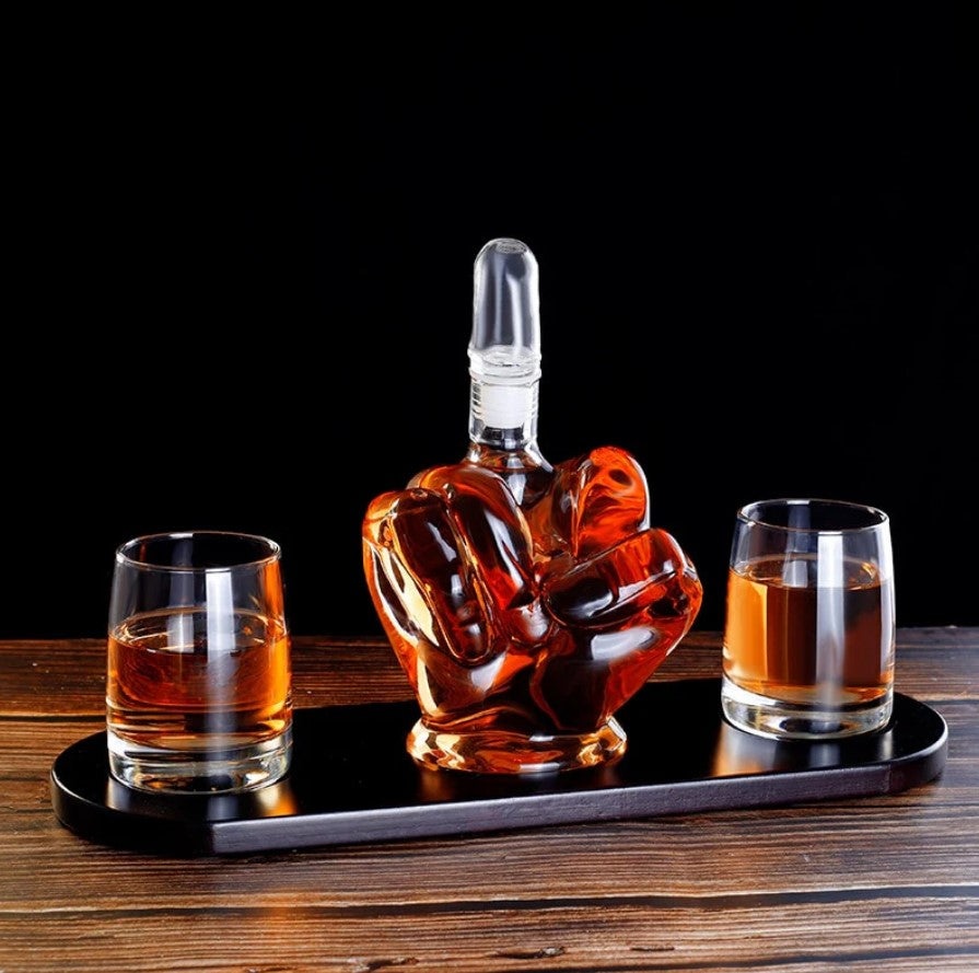 Set decantor din sticla 750ml in forma de mana + 2 pahare si suport din lemn, transparent-maro inchis - 2 | YEO