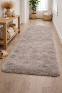 Covoras decorativ catifelat cu aspect de blanita de iepure, Suprafata antiderapanta, Dimensiune 140x60 cm, Gri