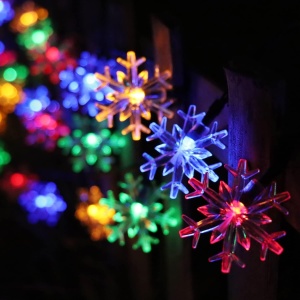 Instalatie solara cu 50 fulgi de nea, Lungime 7m, Lumina cald, rece sau multicolor - Img 4
