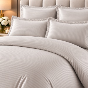 Lenjerie de pat Damasc Premium Uni, 6 piese, 2 persoane, Cearsaf 220×240, Husa pilota 200×230, 4 fete de perna,Culoare Gri descris