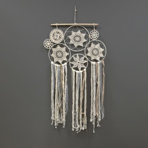 Decoratiune de perete tip macrame cu cordon gros de bumbac de culoare bej, cu franjuri lungi si panglici de culoare bej, cu dantela si iuta si model cu 6 talismane de vise, 50x110 cm, bej - Img 2