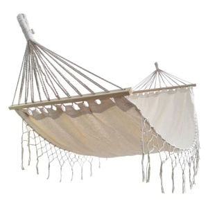 Hamac suspendabil cu tesatura bej si model macrame, Tije din lemn, Dimensiune 200x100cm