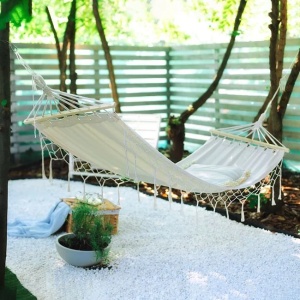Hamac suspendabil cu tesatura bej si model macrame, Tije din lemn, Dimensiune 200x100cm - Img 2