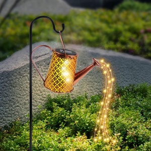Lampa cu incarcare solara in forma de stropitoare pentru gradina
