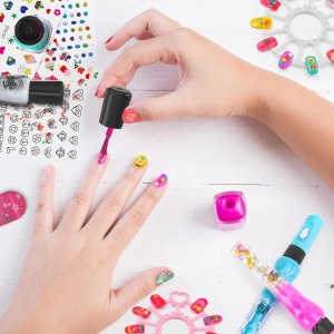 Set de manichiura pentru copii 6 ani+, cu lampa, 3 oje colorate si multe accesorii, multicolor - Img 2