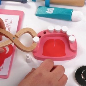 Set joaca doctor cu 23 de accesorii din lemn pentru copii +3 ani - Img 3