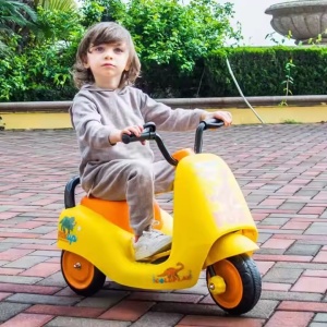 Motocicleta electrica cu 3 roti, pentru copii 2 ani+, baterie 6V4AH+1, 5km/h, plastic, cu difuzor, 50x43x68 cm, galben-portocaliu/alb-portocaliu - Img 4