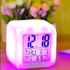 Ceas cub cu alarma, calendar si termometru inclus, 7 culori interschimbabile - Img 2