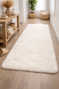 Covoras decorativ catifelat pentru hol, Aspect de blanita de iepure, Suprafata antiderapanta, Dimensiune 140x60 cm, Alb