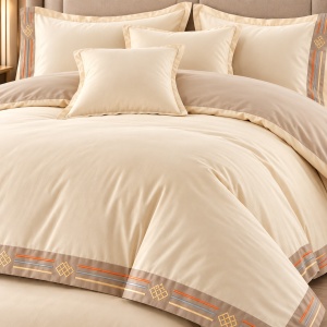 Lenjerie de pat premium cu broderie aurie, Bumbac, 6 piese, Husa pilota 200×230 cm, Cearșaf 230×250 cm, 4 fete de perna, Culoare Crem