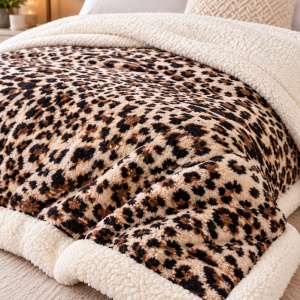 Pătură de pat matrimonială cu captuseala din lână, 200x230 cm, moale, pufoasă și călduroasă, model Leopard