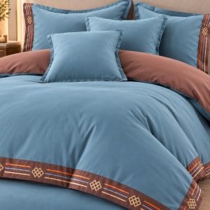 Lenjerie de pat premium cu broderie aurie, Bumbac, 6 piese, Husa pilota 200×230 cm, Cearșaf 230×250 cm, 4 fete de perna, Culoare Albastru