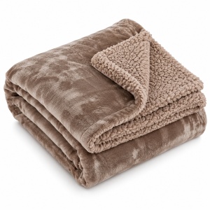 Cuvertura decorativa pentru iarna, cu doua fete, model cu aspect de blanita de oaie, 160x130 cm, maro