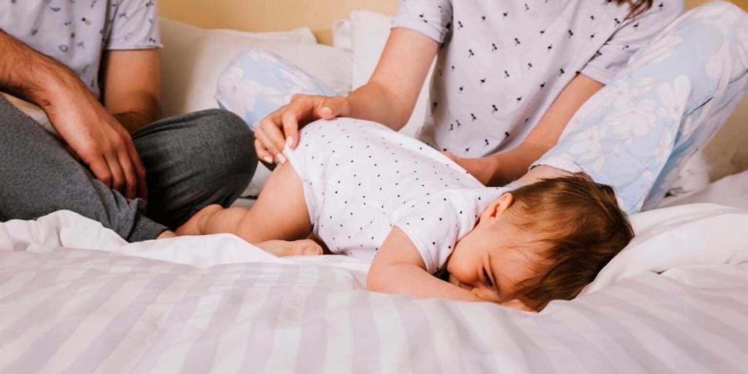Colici la nou-născut: cum să-l liniștești pe bebeluș (și să-i calmezi pe părinți)