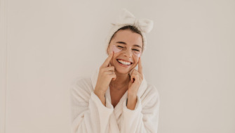 Cum să ai grijă de pielea ta iarna: adoptă o rutină skincare potrivită sezonului rece