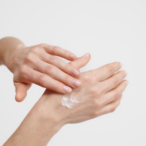 Dr. Hauschka Cremă De Mâini Regenerantă Pentru Piele Matură 50ml - Img 2