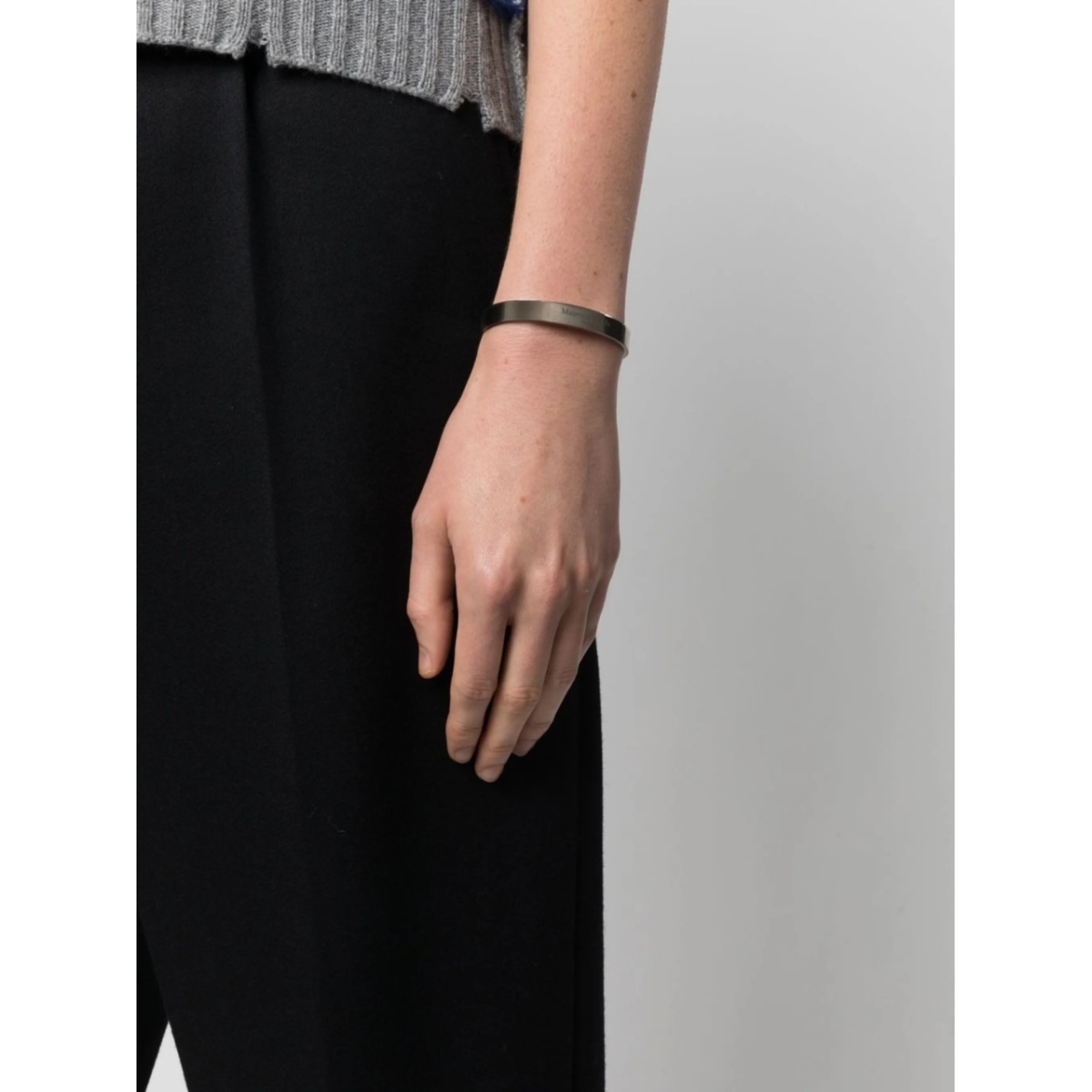 logo-engraved cuff bracelet - Img 2
