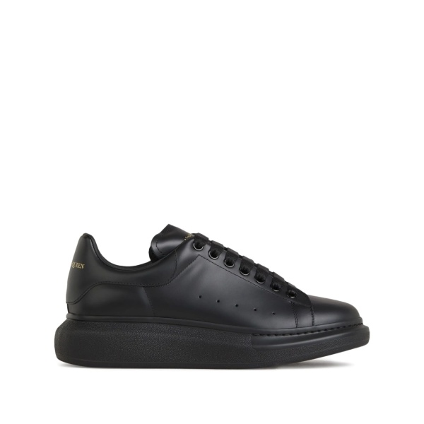 Oversized platform sneakers