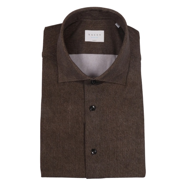 cutaway-collar shirt
