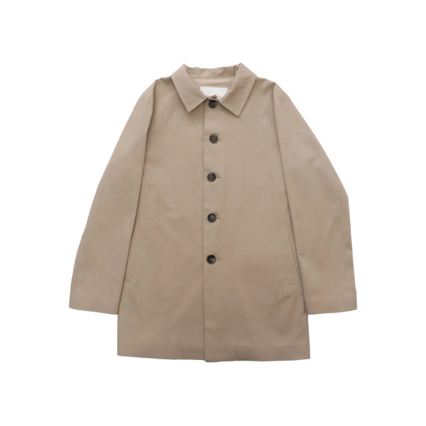 button-fastening trench coat