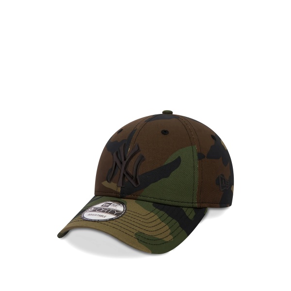 camouflage-print baseball cap