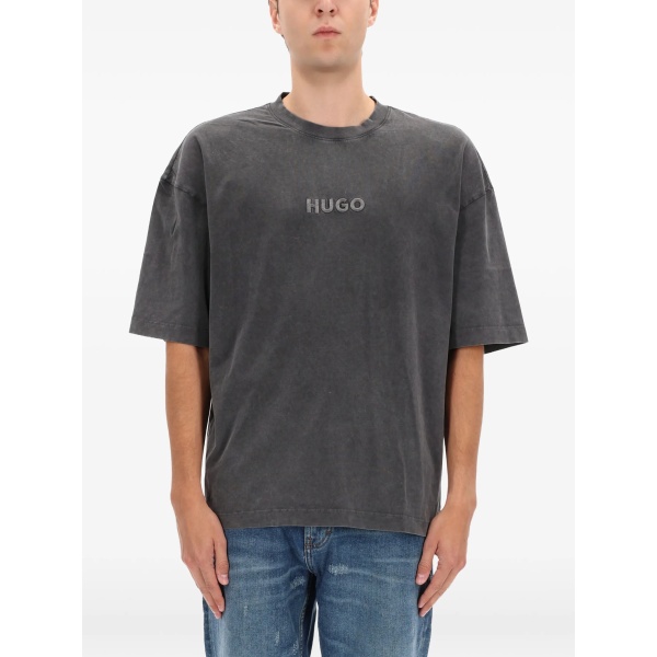 logo-embroidered T-shirt