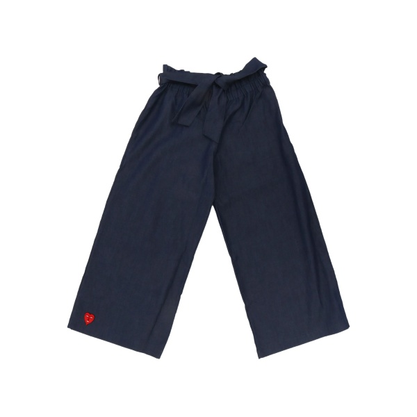 bow-fastening heart-patch trousers
