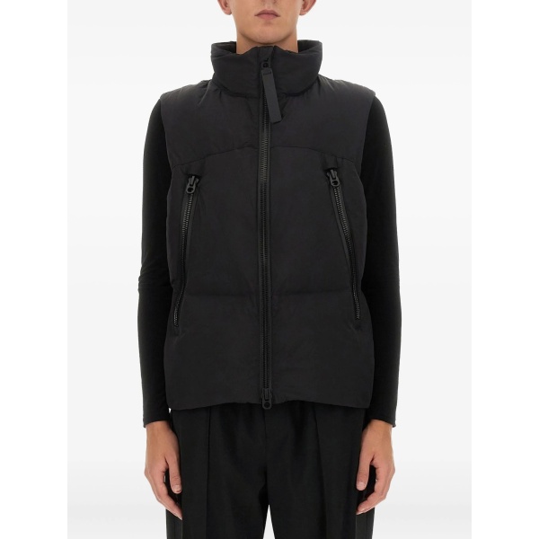 zip-fastening sleeveless gilet