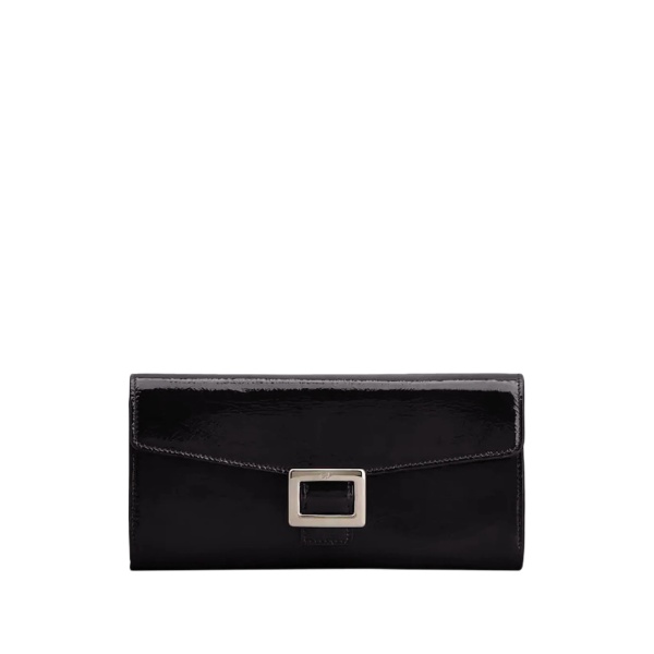 buckle-fastening leather wallet