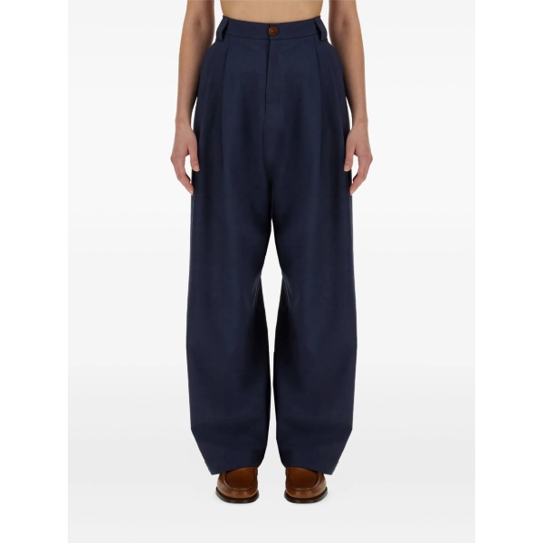 pleated trousers