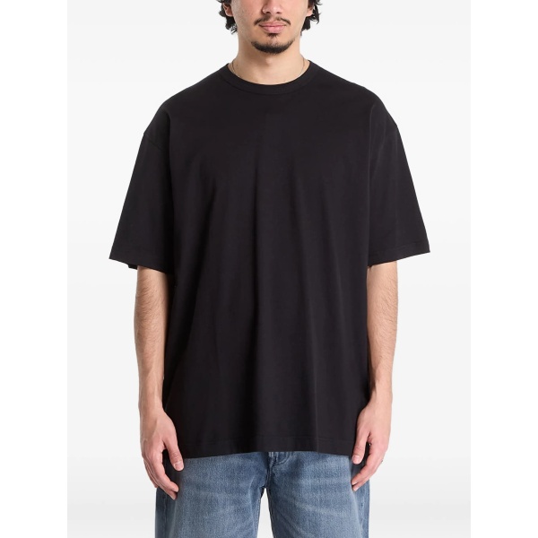 short-sleeved T-shirt