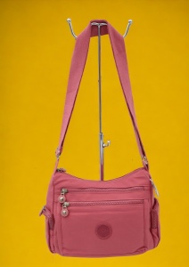 Geanta de umar femei R52, material rezistent, curea reglabila, buzunare laterale cu fermoar, 27x20x10cm, Roz
